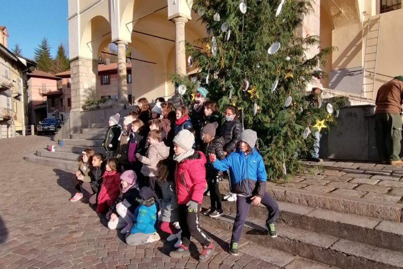 Natale 2021 a Bioglio. Sull’albero luccicano le decorazioni della scuola primaria!